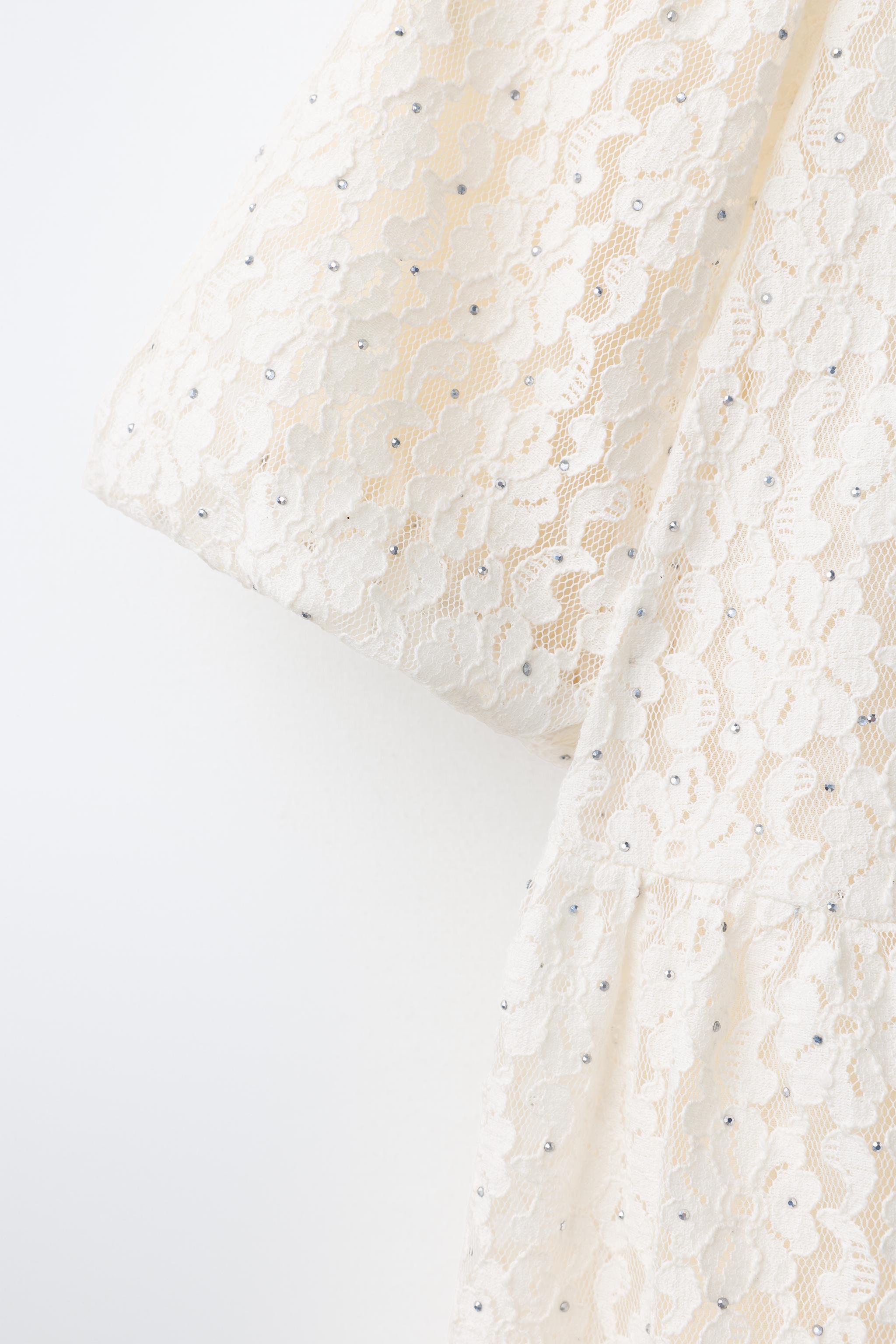 ROBE DENTELLE ET BRILLANTS